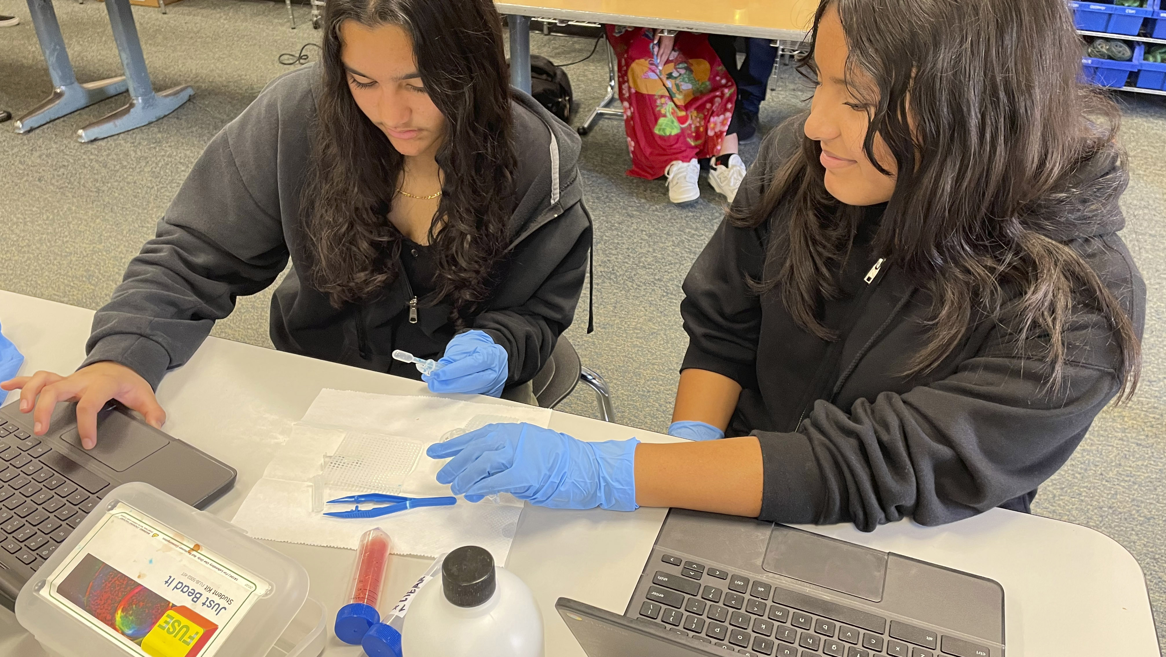 FUSE students working with gel chemistry kit